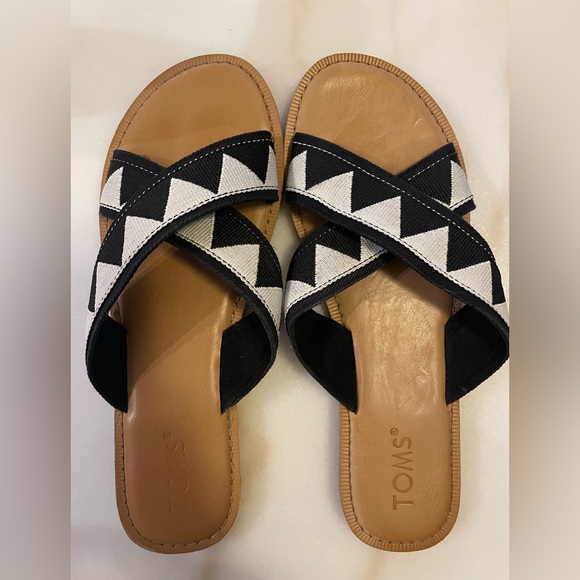 Size 8 Tom’s sandals - Picture 1 of 3